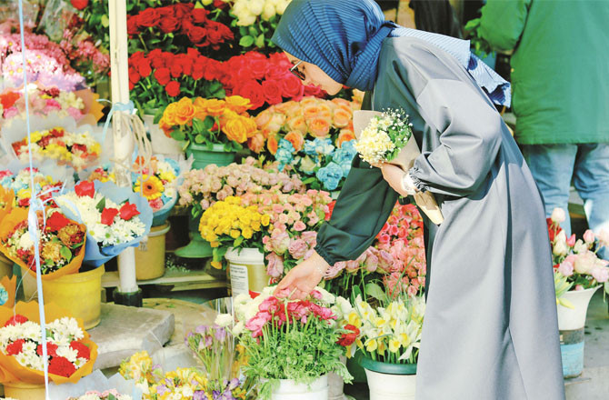 مجھ کو رنگوں کی طرح لگتی ہے دُنیا ساری....