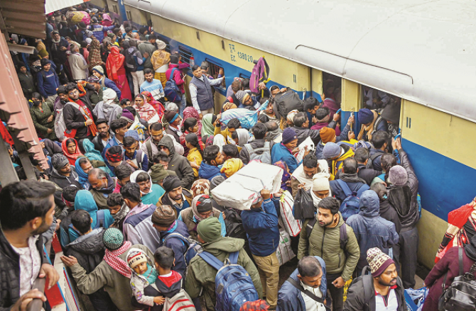 سہولتیں نہیں بڑھیں مگر ریل کرایہ پھر بڑھ گیا