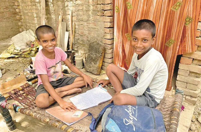 ایک گائوں جہاں سائرن بجتے ہی بچوں کا مطالعہ شروع ہوتا ہے اور ٹی وی بند ہوجاتےہیں