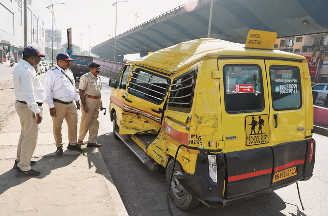 اسکول وین اور رکشا کو ڈمپر کی زور دار ٹکر، وین کا نقصان