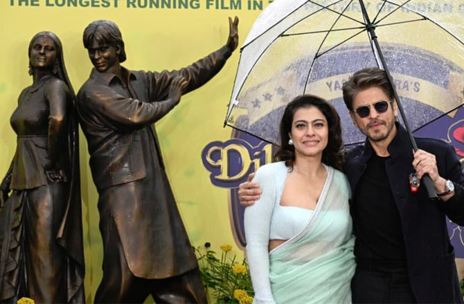 لندن: ڈی ڈی ایل جے کے ۳۰؍ سال مکمل، شاہ رخ خان اور کاجول نے اپنے کانسہ کے مجسمے کی نقاب کشائی کی