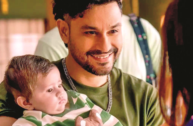 سنگل پاپا:بچوں کو پالنے سے متعلق نظریہ کو تبدیل کرنے کی کوشش