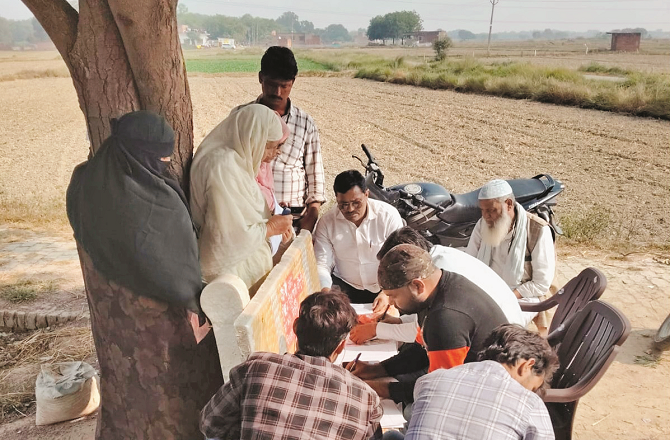 گاؤں کی باتیں:  ’ایس آئی آر‘ کے فار م پُر کرنا کسانوں کیلئے کھیت کی جوتائی سے زیادہ مشکل  ہے