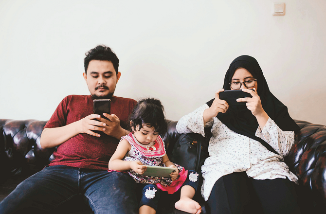 یہ احتساب ضروری ہے کہ سوشل میڈیا پر کون لوگ افرادِ معاشرہ کو متاثر کررہے ہیں