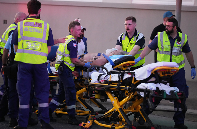 سڈنی : یہودیوں پرحملہ، ۱۱؍ ہلاک ،مسلم شخص نے جان پر کھیل کر حملہ آور کو پکڑلیا