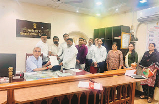 تلاٹھی اور منڈل افسران کی ہڑتال، محکمۂ محصول کا کام کاج مکمل طور پر ٹھپ