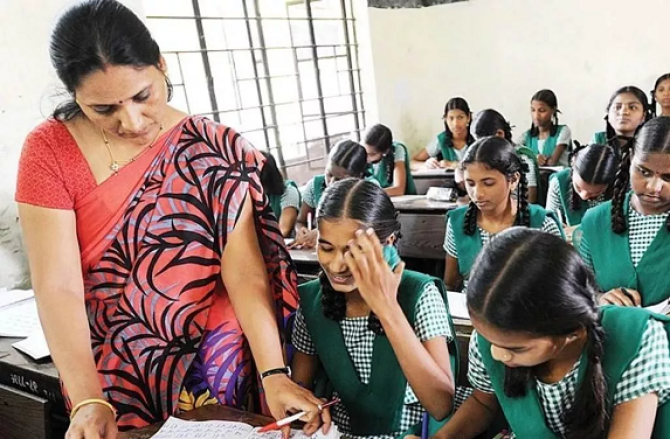 موبائل فون پر تفصیلات فراہم کرنے کی ہدایتوں سے اساتذہ میں برہمی