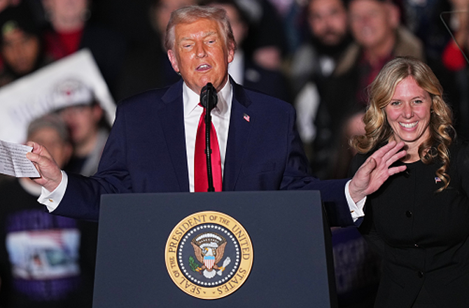 ٹرمپ نے خاتون کانگریس الہان عمر کا گندی، میلی، قابل نفرت کہہ کر تمسخر اڑایا