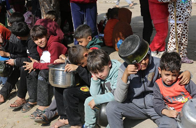 ہر ۳؍میں سےایک فلسطینی کئی دنوں سے بھوکا:یو این، ۲۳ لاکھ کی آبادی کیلئے یومیہ ۶۰۰؍ ٹرک امدادکی ضرورت