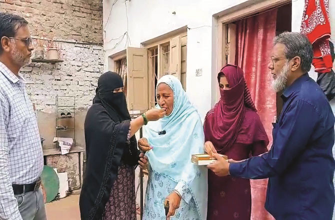  جلگائوں : آصف بشیر خان کے گھرخوشی کا ماحول، والدہ نے کہا انصاف ملا مگر دیر سے