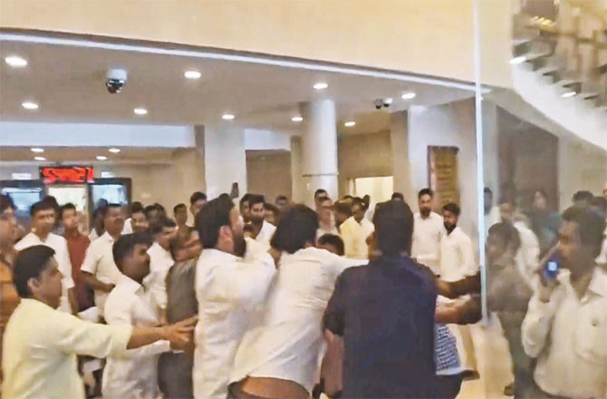 ’’  آپ  لوگوںنے مہاراشٹر کو کس کے حوالے کر دیا ہے؟‘‘ 