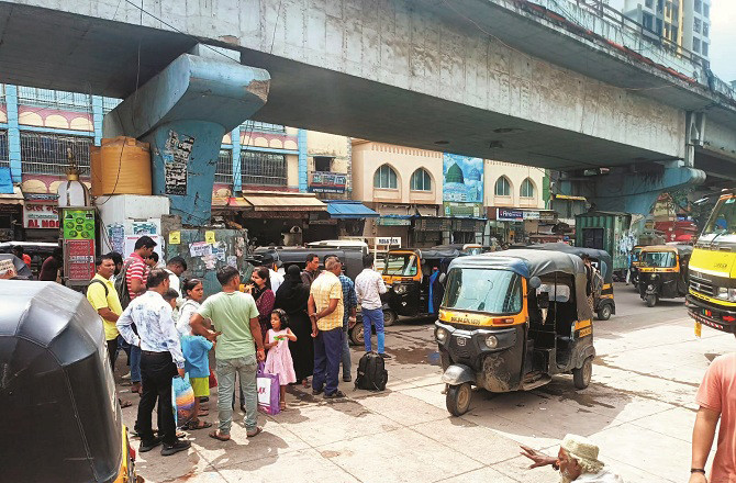 ممبرا میں میونسپل بس کے مسافر بارش میں بھیگنے پر مجبور
