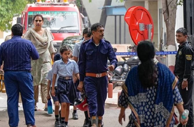 دہلی اور بنگلور کی تقریباً ۸۰؍ اسکولوں کو بم سے اڑانے کی دھمکیاں موصول