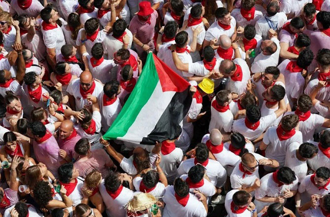 پامپلونا، اسپین: ’’آزاد فلسطین، فلسطین زندہ باد‘‘ کے نعروں کے ساتھ سان فرمین فیسٹیول کا آغاز