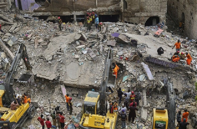 کراچی، پاکستان: عمارت گرجانے سے مرنے والوں کی تعداد ۱۷؍ ہوگئی
