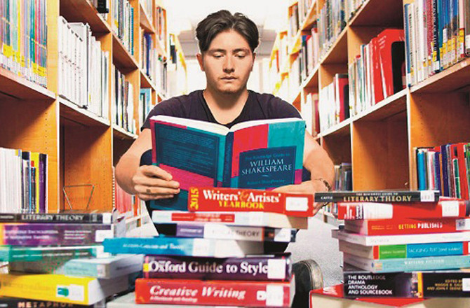کرئیر گائیڈنس: (۱) انگریزی کا پروفیسر بننا ہے (۲) میں فارمیسی کرنا چاہتی ہوں