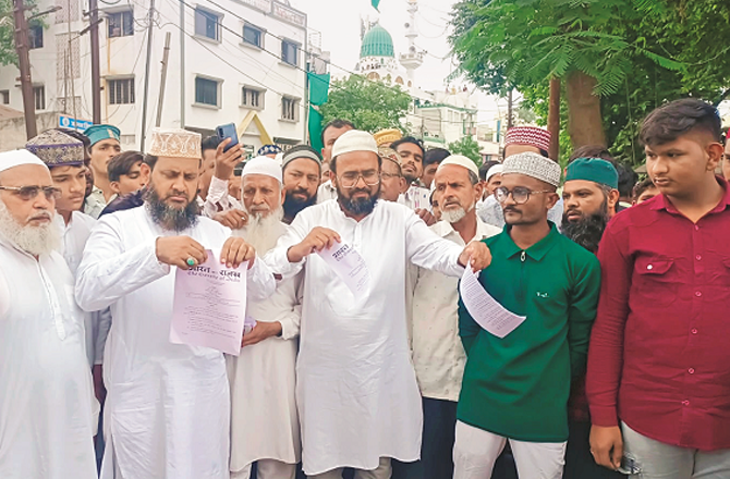 جلگائوں میں’ وقف بچائو سمیتی‘ کی جانب سے’ پیٹھ پھیرو‘ احتجاج
