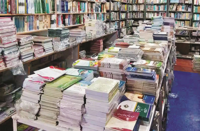 اُردو کے نئے پطرس، یوسفی، مجتبیٰ حسین کہاں ہیں؟