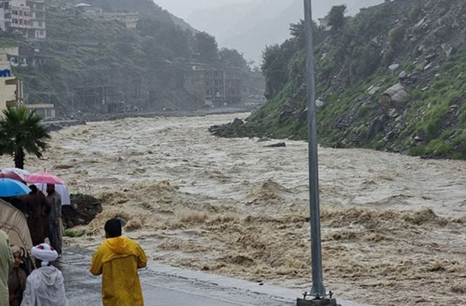 پاکستان: سوات میں ایک سیلابی ریلے میں ۱۸؍ سیاح بہہ گئے، ویڈیو وائرل