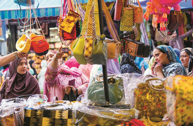 جموں کشمیر کےعید بازاروں میں مایوسی کا عالم، کاروبار ۵۰؍ فیصد تک متاثر