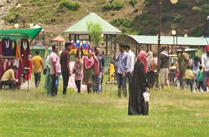  ہفتوں سے بندجموں کشمیر  کےکئی  سیاحتی مقامات اور پارک پھر کھل گئے، سیاح پُرجوش