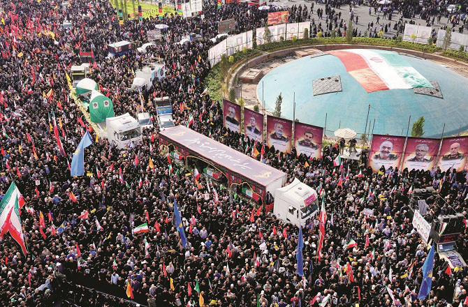 ایران: فوجی کمانڈروں اور سائنسدانوں کے جلوس ِ جنازہ میں  پورا تہران اُمڈ آیا