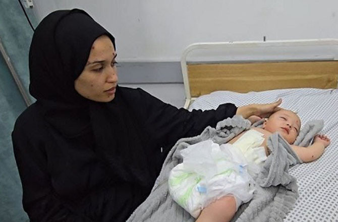 غزہ نسل کشی: شیر خوار بچوں کیلئے دودھ کی قلت، سیکڑوں کی جانیں خطرے میں