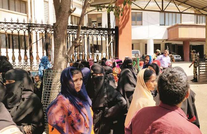 بھیونڈی : پانی کی قلت کیخلاف خواتین کا میونسپل کارپوریشن کے باہر احتجاج 