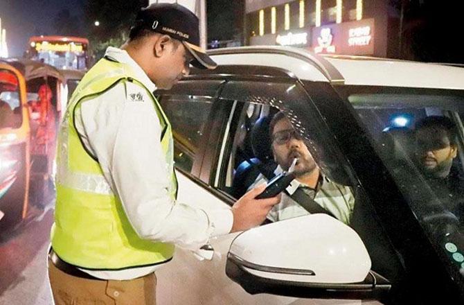 گاڑی چلاتے ہوئے کرکٹ دیکھنے والا ڈرائیور برطرف