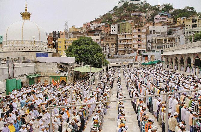 چاپلوسی اور سکوت مسائل کا حل نہیں ہے