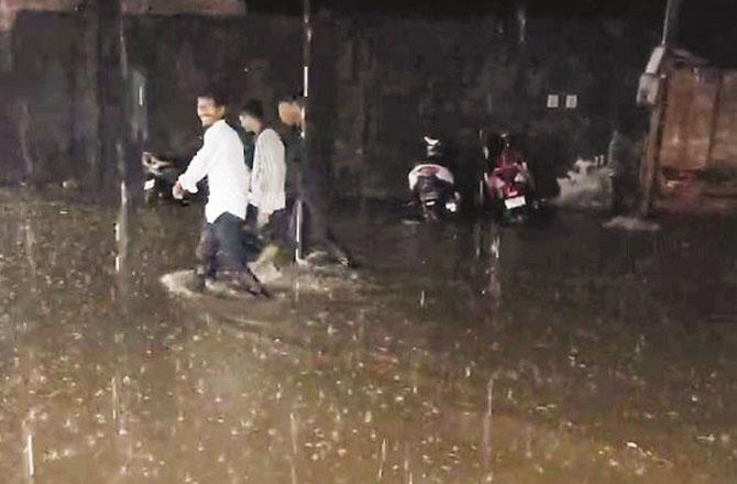 بھیونڈی :بے موسم بارش سے شہریوں کو دشواریوں کا سامنا