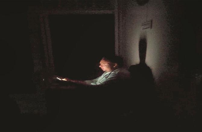 بتی گل احتجاج کااثر :لوگوں نے اندھیرے میں بھی اپنے معمولات جاری رکھے 