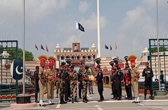 ہندوستان سے پاکستان ملک بدری کے دوران اٹاری واگھہ سرحد پر بزرگ شخص بس میں فوت