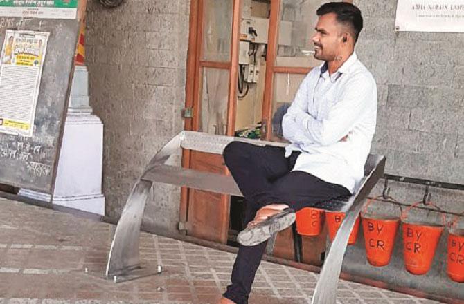 بائیکلہ ریلوے اسٹیشن کے پلیٹ فارم کی کرسی پر مسافروں کا بیٹھنا دشوار!