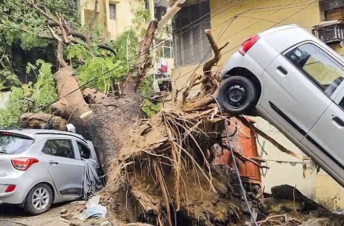 دہلی: موسلادھار بارش کے سبب ۴؍ افراد کی موت، ۱۰۰؍ سے زائد پروازیں متاثر