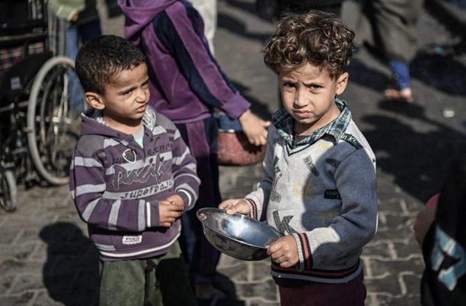 غزہ: غذا کی تلاش میں بھوکے فلسطینی جان لیوا سڑکوں پر سفر کررہے ہیں