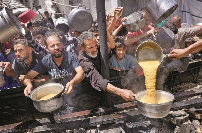 غزہ میں فوجی آپریشن بھی اور امداد کی اجازت بھی