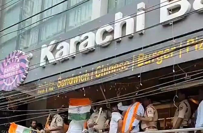 حیدرآباد: کراچی بیکری پر بی جے پی کارکنوں نے حملہ کرکے توڑپھوڑ کی، نام تبدیل کرنے کا مطالبہ