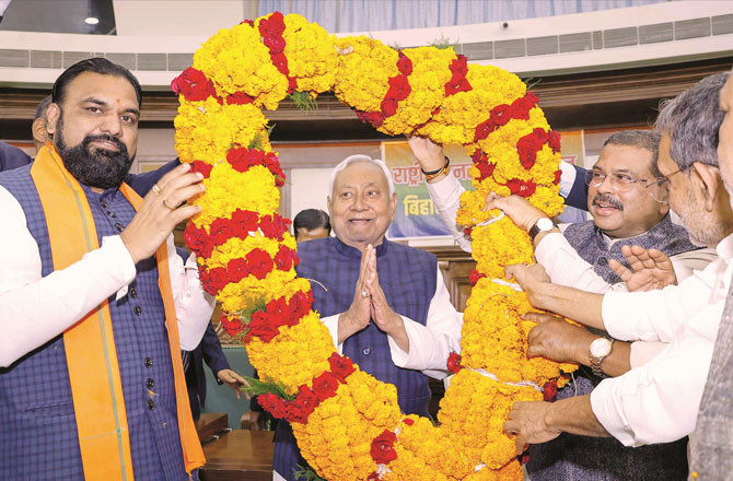  بی جےپی پسپا،نتیش  کمار حاوی، آج تاج پوشی