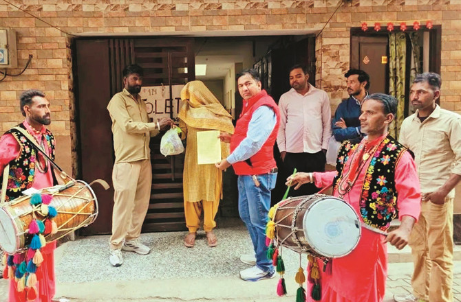 چنڈی گڑھ میں کچرا پھینکنے والوں پرڈھول بجاکر کارروائی پر تنازع