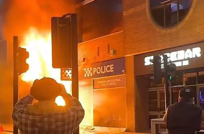 برطانیہ میں مسلم مخالف نفرت میں ’ملک گیر‘ اضافہ، مساجد پر حملے بڑھ گئے: برٹش مسلم ٹرسٹ کی رپورٹ