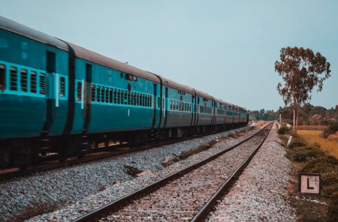 ’ٹرینوں میں صرف حلال گوشت پیش کرنا انسانی حقوق کی بظاہر خلاف ورزی‘: این ایچ آر سی کا ریلوے کو نوٹس