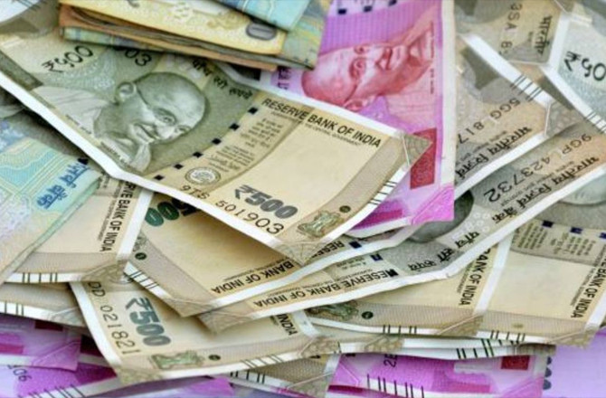 مفت اسکیمیں ہندوستان کے روپے کو کمزور کر رہی ہیں: کرسٹوفر ووڈ کی رپورٹ 