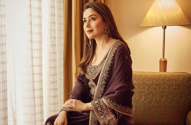 بیرون ملک مادھوری دکشت کے خلاف ہائے ہائے کے  نعرے لگے 