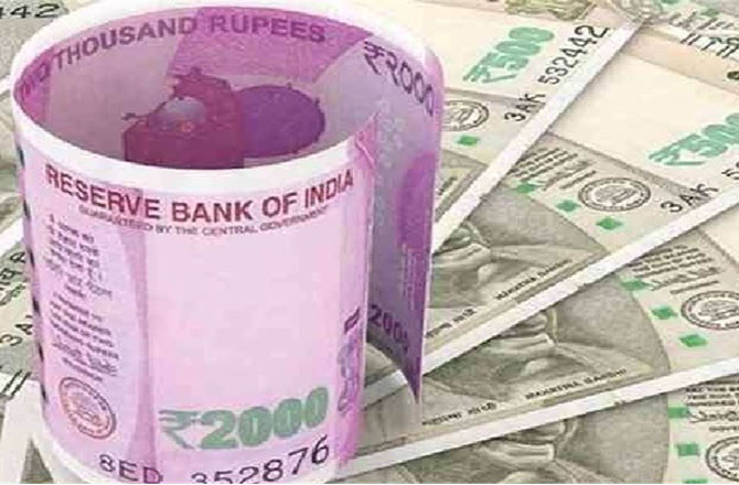 ڈالر کے مقابلے روپے کی قدر میں تیزی سے کمی سے معیشت کو کن مسائل کا سامنا کرنا پڑے گا؟