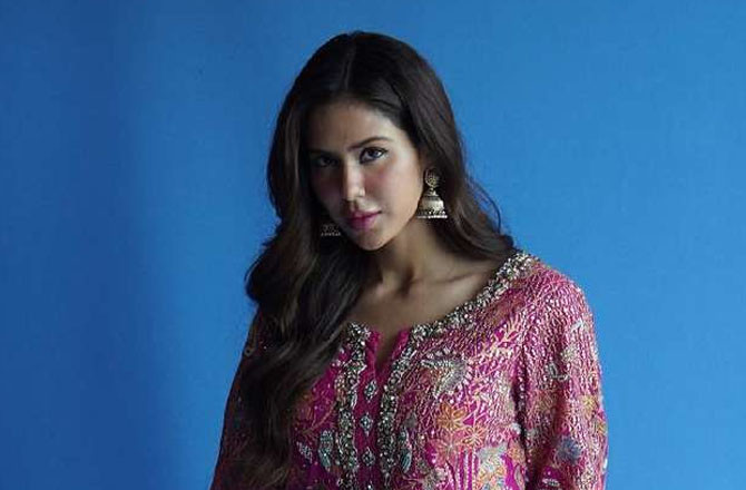 سونم باجوہ کے خلاف  شکایت درج، مسجد میں شوٹنگ کرنا مہنگا پڑا