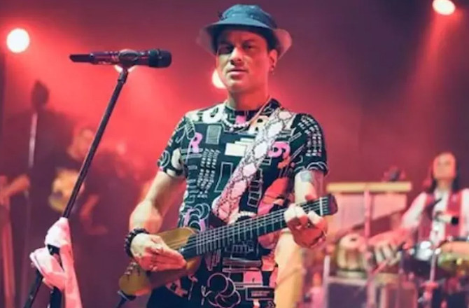 زوبین گرگ کے مداحوں نے گلوکار کی ۵۳؍ویں سالگرہ کیک کاٹ کر منائی 