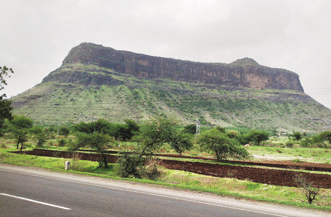 انکئی قلعہ:منماڑ کے قریب پہاڑ کی بلندی پر واقع ایک قدیم قلعہ