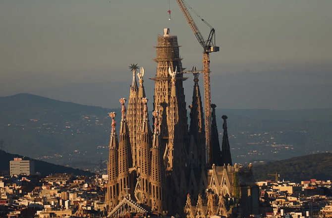 ۱۴۲؍ سال بعد گاؤدی کا خواب حقیقت کے قریب، سگرادا فیمیلیا دنیا کا بلند ترین چرچ