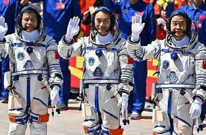 سنیتا ولیمس کے بعد اب تین چینی خلاء باز خلاء میں پھنس گئے